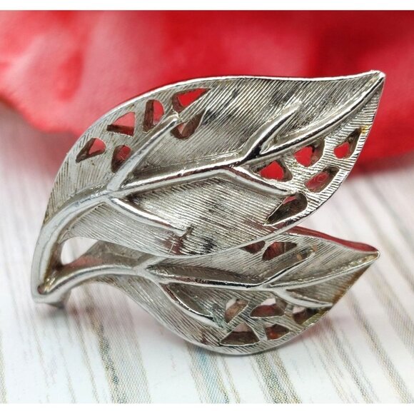 Cute Crown TRIFARI Silver Tone Vintage Leaf Clip On Earrings Brushed & Smooth 1" - Picture 4 of 9